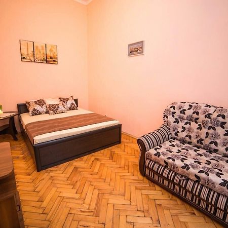 Apartment On Teatralna 7 リヴィウ エクステリア 写真